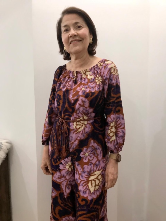 Retrato profissional da psicóloga em ambiente claro